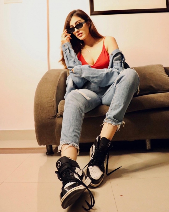 PHOTOS : டைட் டாப்பில் க்யூட்டாக போஸ் கொடுத்த சம்ரீன் கவுர்.. அசர வைக்கும் நச் ஸ்டில்ஸ் இதோ!