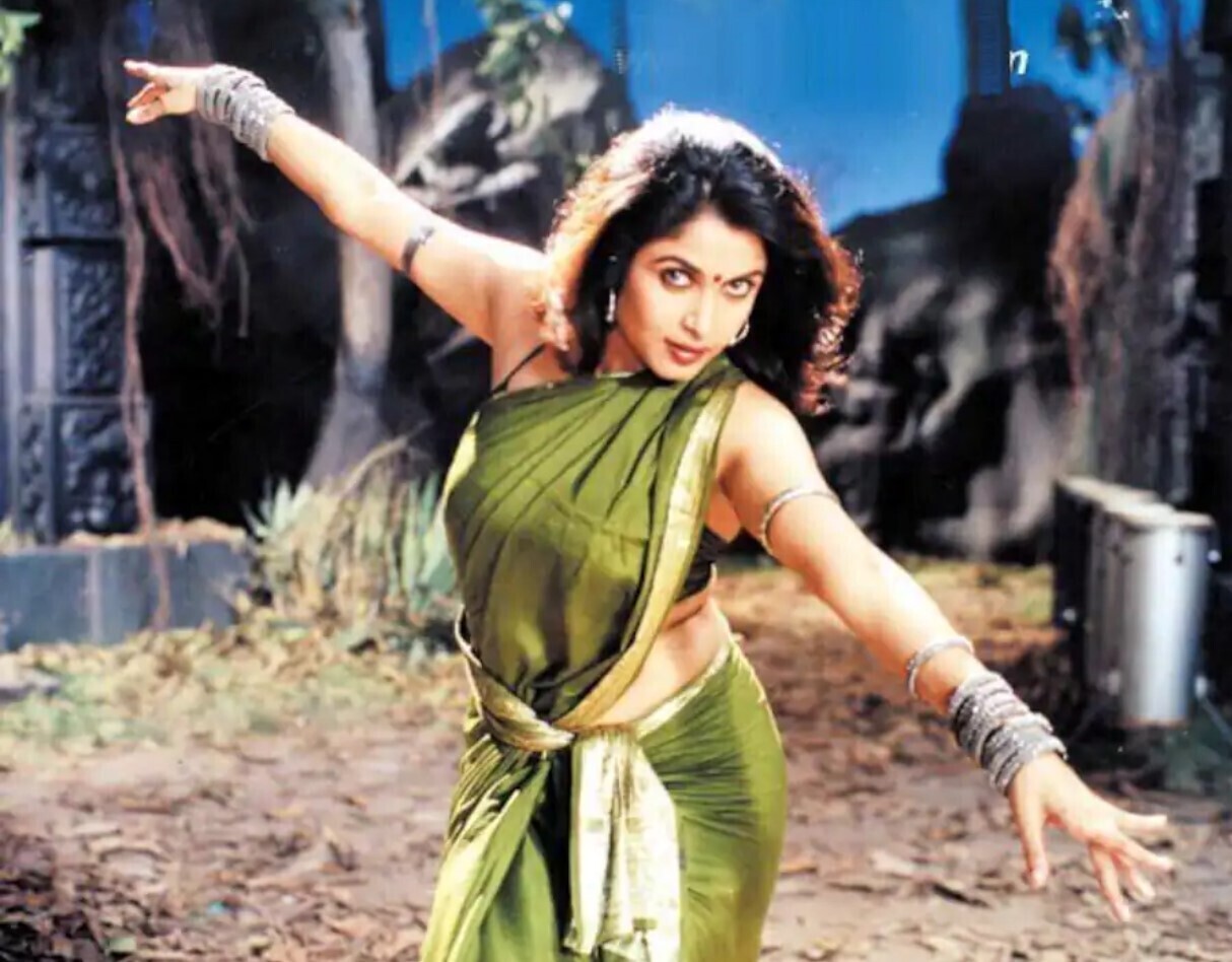 PHOTOS : ராஜமாதா சிவகாமி தேவியா இவங்க? டாப் நடிகைகளுக்கே டஃப் கொடுக்கும் ரம்யா கிருஷ்ணன்.. திணறும் ரசிகர்கள்!   