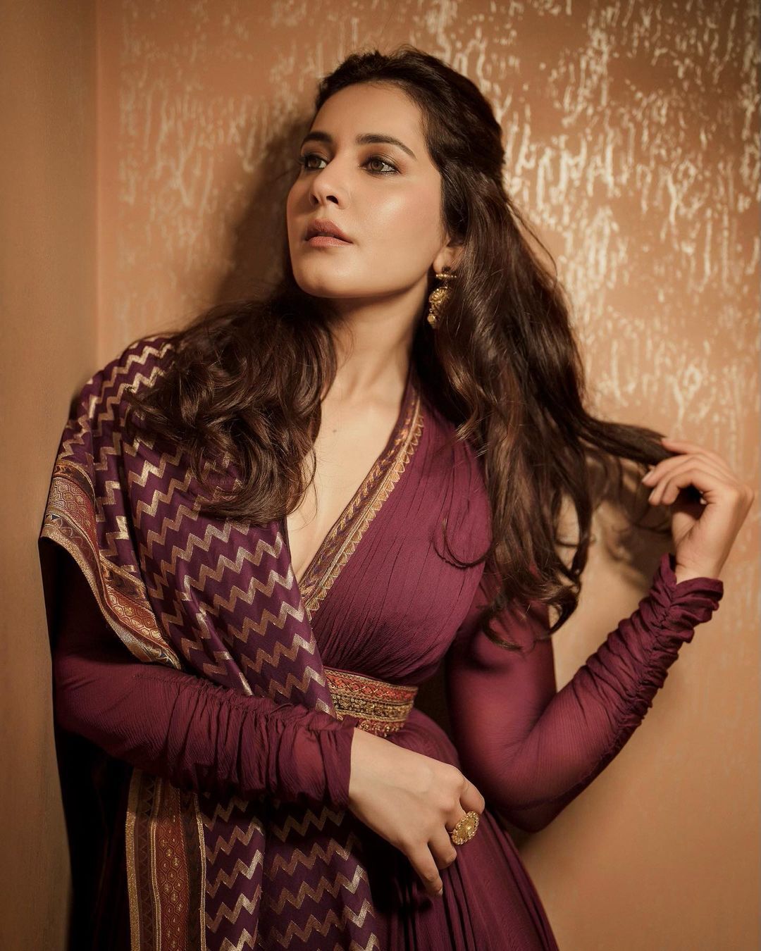 Rashi Khanna Pics: एक्ट्रेस राशि खन्ना ने मैरून कलर के फ्रॉक सूट और आंखों में काजल लगाकर ढाया कहर, फैंस बोले- 'कतई जहर' 