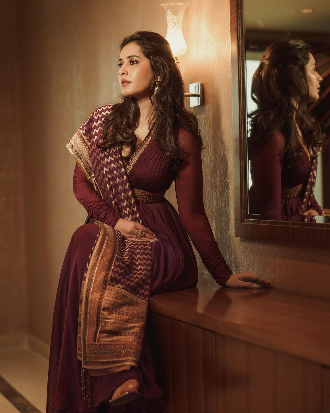Rashi Khanna Pics: एक्ट्रेस राशि खन्ना ने मैरून कलर के फ्रॉक सूट और आंखों में काजल लगाकर ढाया कहर, फैंस बोले- 'कतई जहर' 