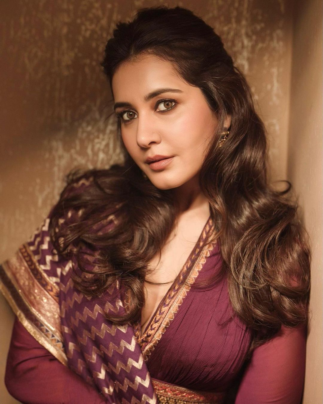 Rashi Khanna Pics: एक्ट्रेस राशि खन्ना ने मैरून कलर के फ्रॉक सूट और आंखों में काजल लगाकर ढाया कहर, फैंस बोले- 'कतई जहर' 