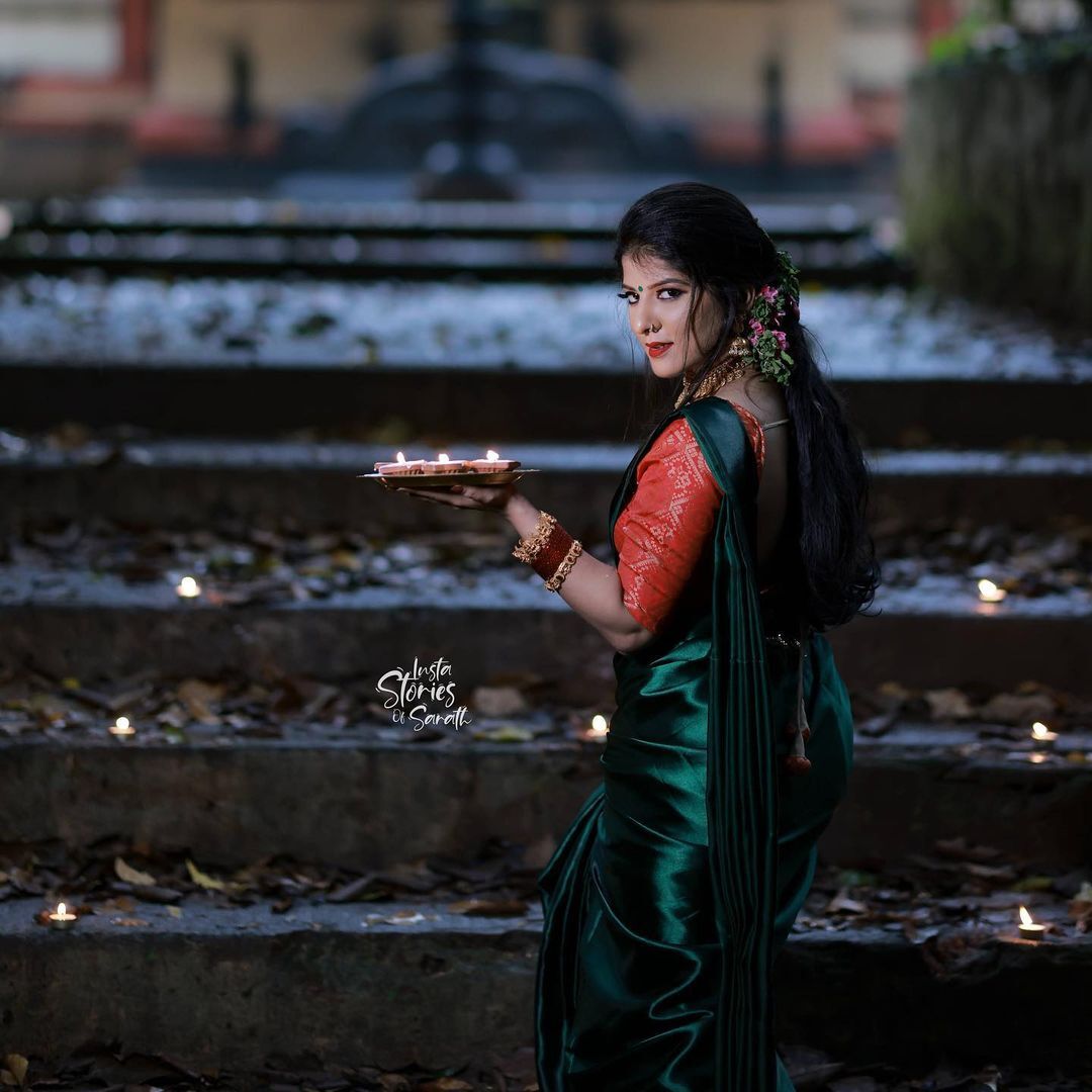 Aswathy S Nair: സാരിയുടുത്ത് കയ്യിൽ ദീപങ്ങളുമായി അശ്വതി നായർ... ഇൻസ്റ്റാഗ്രാമിൽ തരംഗമായ ഫോട്ടോഷുട്ട് ചിത്രങ്ങൾ കാണാം