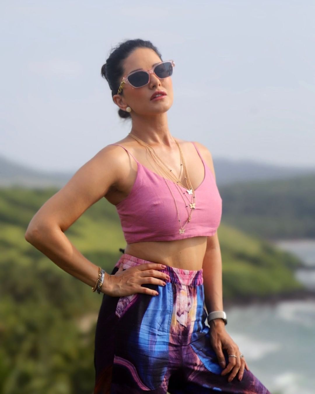 Sunny Leone Pics: चॉकलेटी ड्रेस में सनी लियोन ने लगाया ग्लैमर का तड़का, सोशल मीडिया पर तस्वीरें मचा रही धमाल