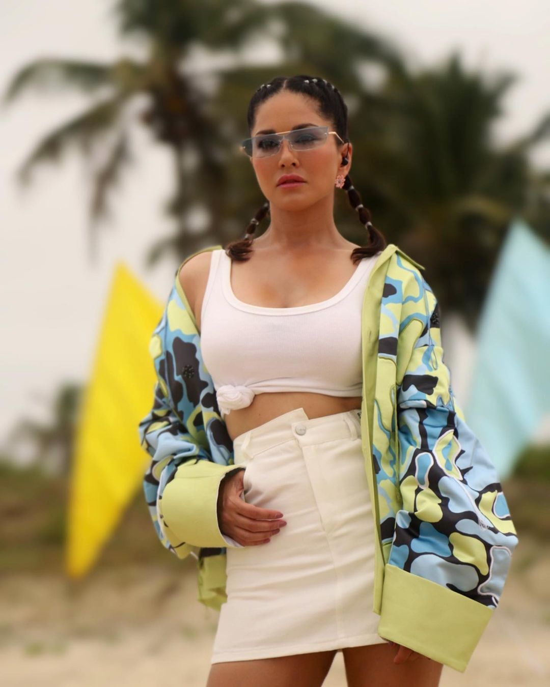 Sunny Leone Pics: चॉकलेटी ड्रेस में सनी लियोन ने लगाया ग्लैमर का तड़का, सोशल मीडिया पर तस्वीरें मचा रही धमाल
