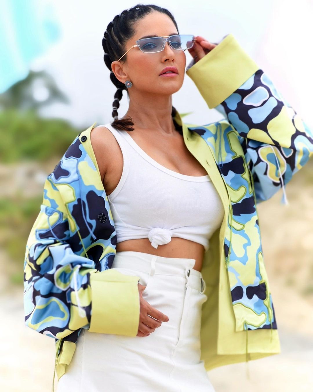 Sunny Leone Pics: चॉकलेटी ड्रेस में सनी लियोन ने लगाया ग्लैमर का तड़का, सोशल मीडिया पर तस्वीरें मचा रही धमाल