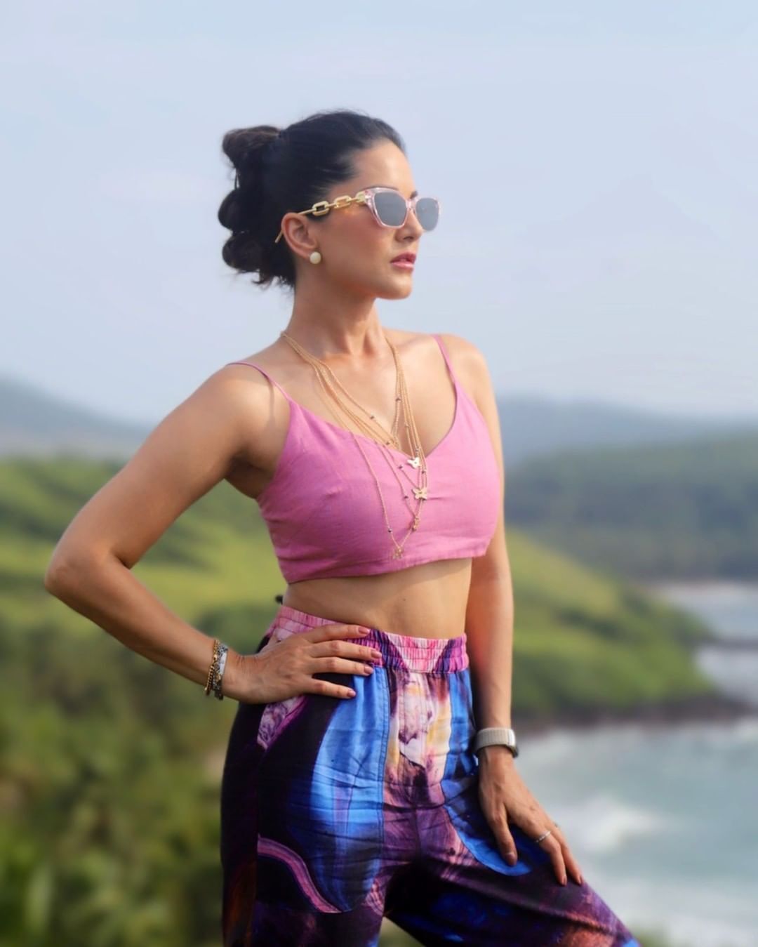 Sunny Leone Pics: चॉकलेटी ड्रेस में सनी लियोन ने लगाया ग्लैमर का तड़का, सोशल मीडिया पर तस्वीरें मचा रही धमाल