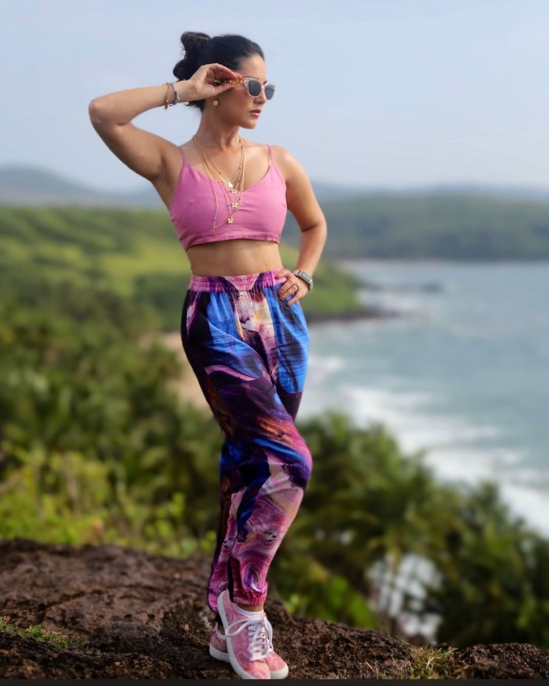 Sunny Leone Pics: चॉकलेटी ड्रेस में सनी लियोन ने लगाया ग्लैमर का तड़का, सोशल मीडिया पर तस्वीरें मचा रही धमाल