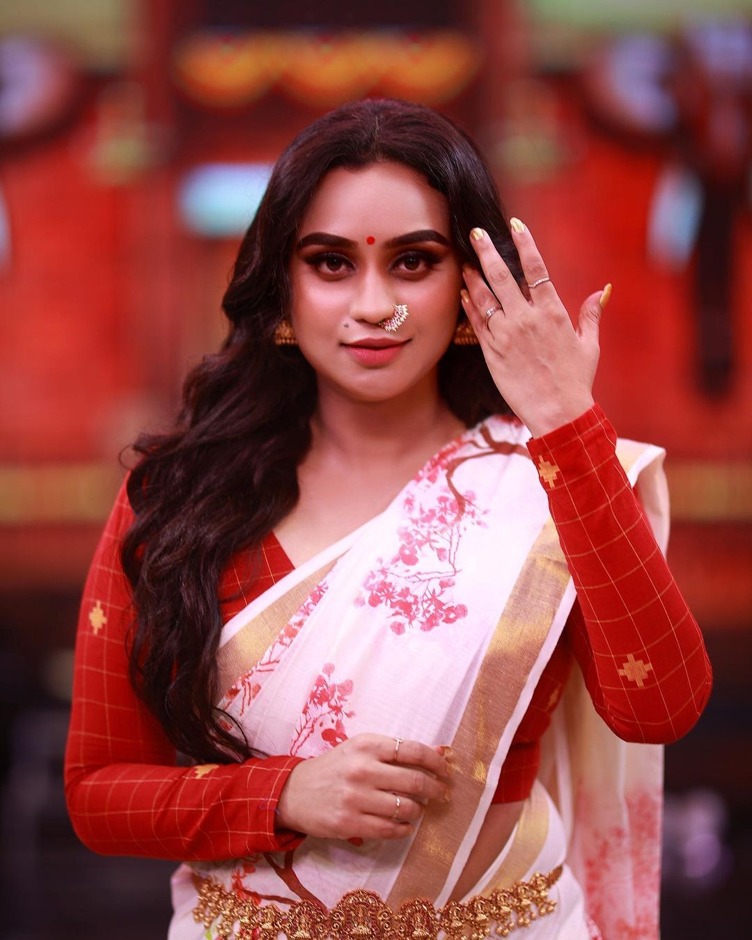 Lakshmi Nakshathra: ഫെസ്റ്റിവൽ എന്നാൽ സാരി മുഖ്യം... കലക്കൻ ലുക്കിൽ ആരാധകരെ ആകർഷിച്ച് ലക്ഷ്മി നക്ഷത്ര