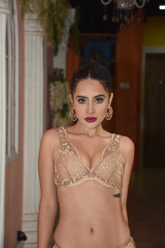  Urfi Javed Pics: 'गोल्डन गर्ल' बनकर सामने आईं उर्फी जावेद, ट्रोलर्स 