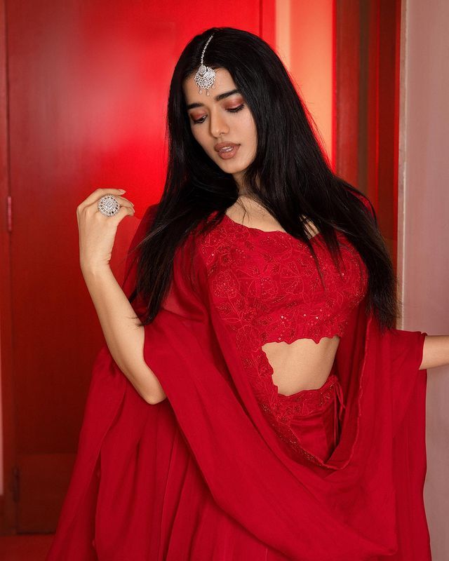 కవ్వించే అందాలతో మతిపోగొడుతున్న కేతిక శర్మ 
