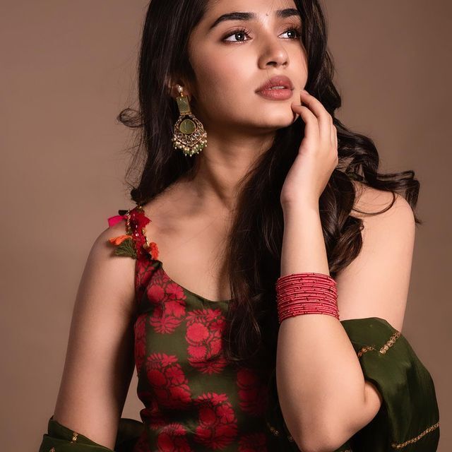 అందాలతో చిత్తుచేస్తున్న టాలీవుడ్ లేటెస్ట్ సెన్సెషన్ కృతిశెట్టి