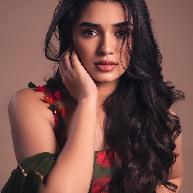 అందాలతో చిత్తుచేస్తున్న టాలీవుడ్ లేటెస్ట్ సెన్సెషన్ కృతిశెట్టి