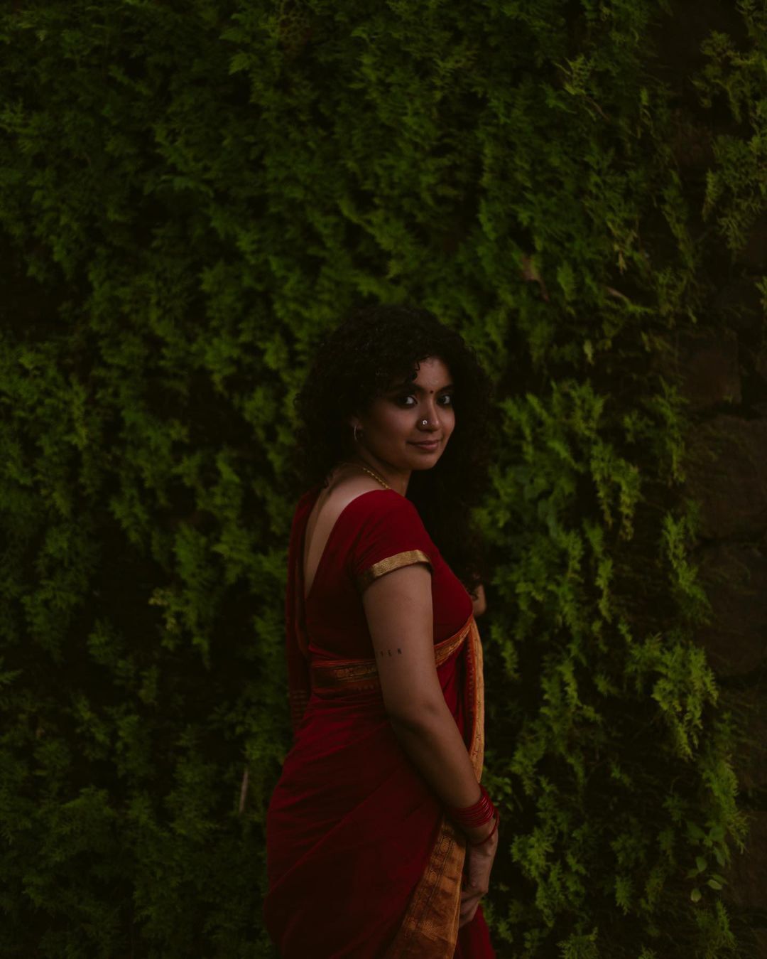 Anna Ben: ഇതാണോ ചുരുളൻ മുടിയുള്ള തമ്പ്രാട്ടി...? സാരിയിൽ പുത്തൻ മേക്കോവറിൽ അന്ന ബെൻ