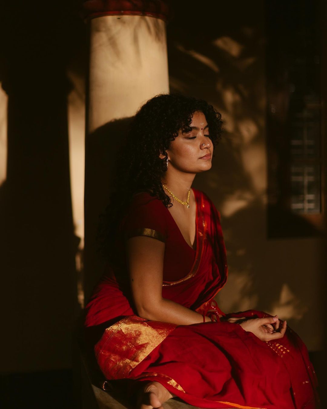 Anna Ben: ഇതാണോ ചുരുളൻ മുടിയുള്ള തമ്പ്രാട്ടി...? സാരിയിൽ പുത്തൻ മേക്കോവറിൽ അന്ന ബെൻ