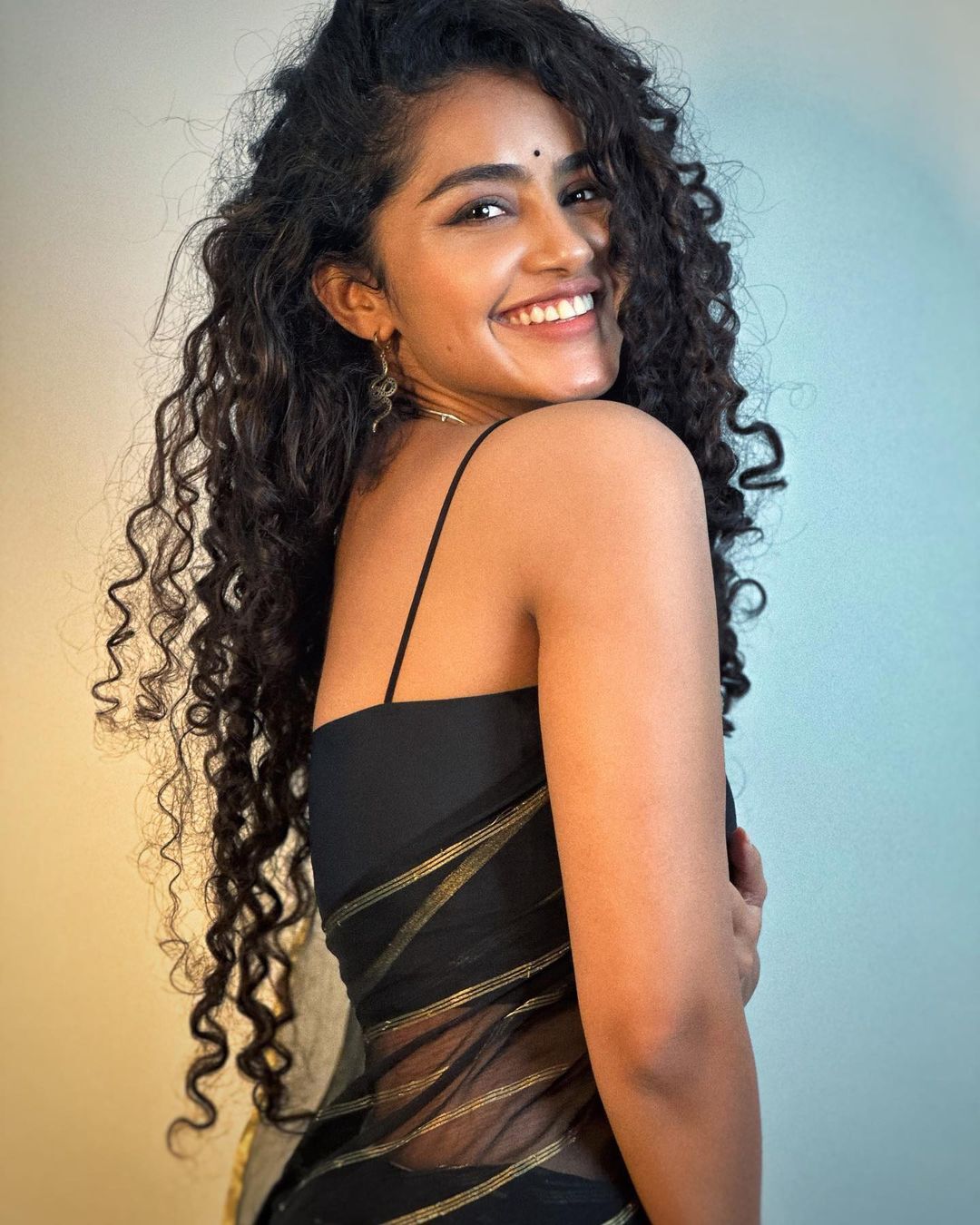 Anupama Parameswaran: അനുപമ അന്നും ഇന്നും ക്യൂട്ടാണ്; പൊളി ലുക്കെന്ന് സോഷ്യല്‍ മീഡിയ, വൈറല്‍ ചിത്രങ്ങള്‍