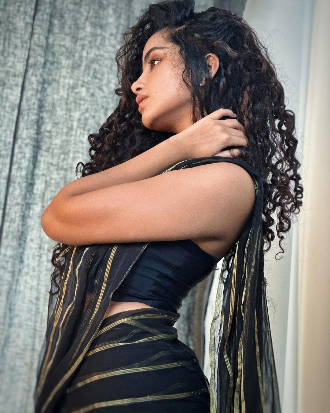 Anupama Parameswaran: അനുപമ അന്നും ഇന്നും ക്യൂട്ടാണ്; പൊളി ലുക്കെന്ന് സോഷ്യല്‍ മീഡിയ, വൈറല്‍ ചിത്രങ്ങള്‍