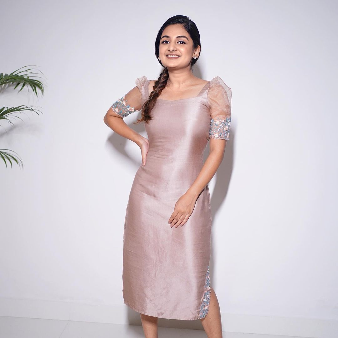 Esther Anil: ക്യൂട്ടാണേ.. എസ്തര്‍ ക്യൂട്ടാണേ; ഇത് എന്തൊരു ഭംഗിയാണ്, അടിപൊളിയെന്ന് സോഷ്യല്‍ മീഡിയ