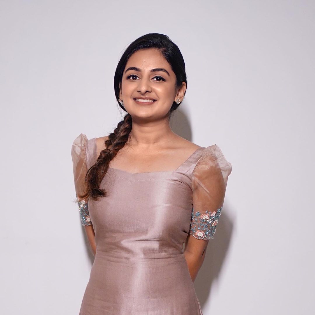 Esther Anil: ക്യൂട്ടാണേ.. എസ്തര്‍ ക്യൂട്ടാണേ; ഇത് എന്തൊരു ഭംഗിയാണ്, അടിപൊളിയെന്ന് സോഷ്യല്‍ മീഡിയ