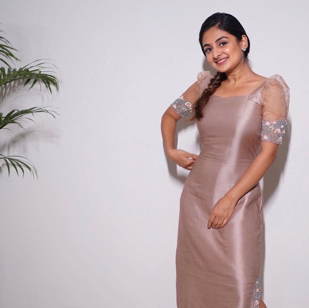 Esther Anil: ക്യൂട്ടാണേ.. എസ്തര്‍ ക്യൂട്ടാണേ; ഇത് എന്തൊരു ഭംഗിയാണ്, അടിപൊളിയെന്ന് സോഷ്യല്‍ മീഡിയ