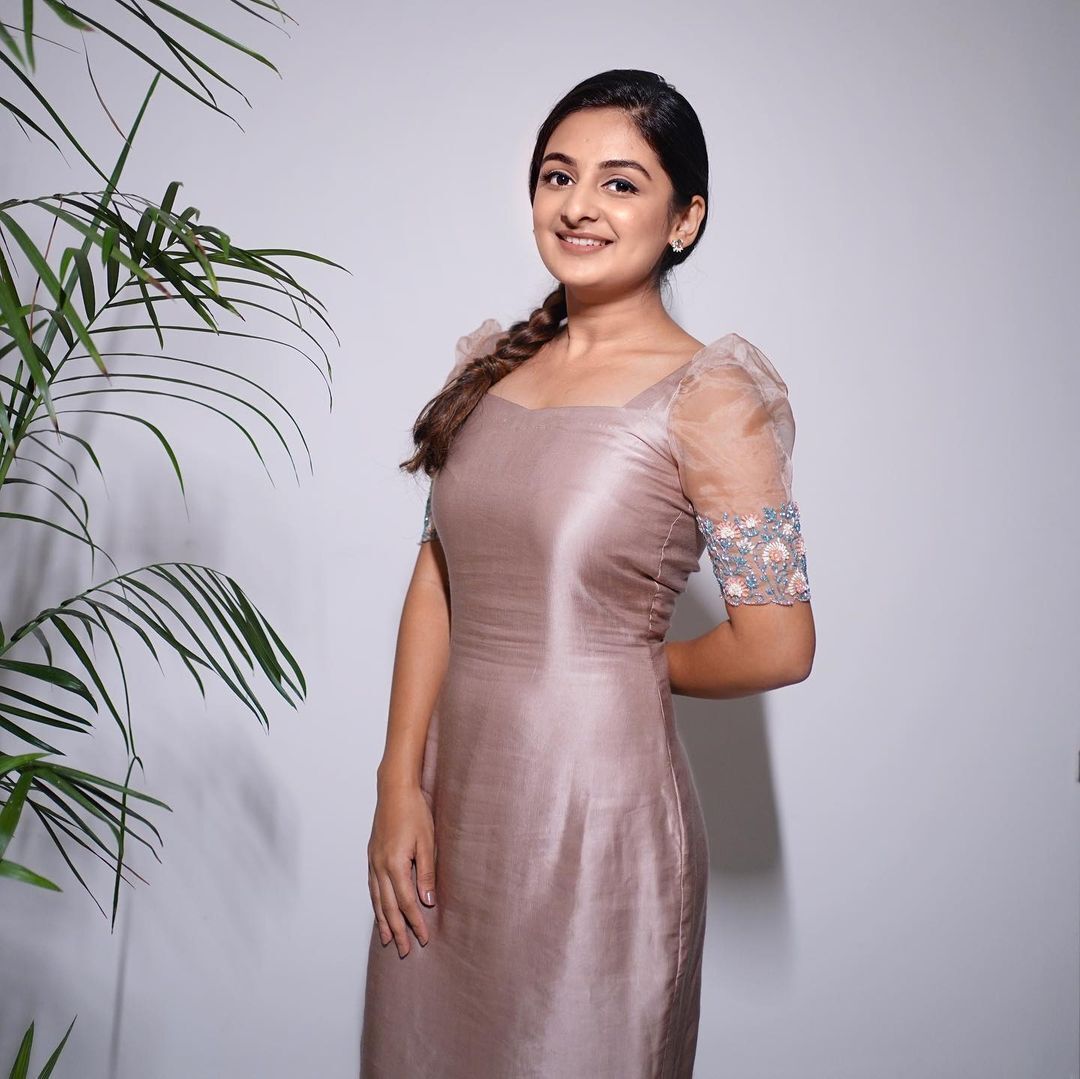 Esther Anil: ക്യൂട്ടാണേ.. എസ്തര്‍ ക്യൂട്ടാണേ; ഇത് എന്തൊരു ഭംഗിയാണ്, അടിപൊളിയെന്ന് സോഷ്യല്‍ മീഡിയ