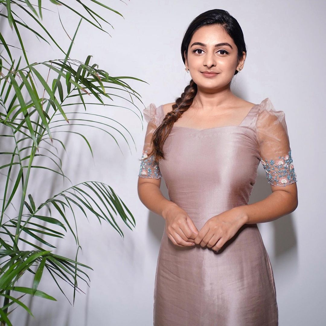 Esther Anil: ക്യൂട്ടാണേ.. എസ്തര്‍ ക്യൂട്ടാണേ; ഇത് എന്തൊരു ഭംഗിയാണ്, അടിപൊളിയെന്ന് സോഷ്യല്‍ മീഡിയ