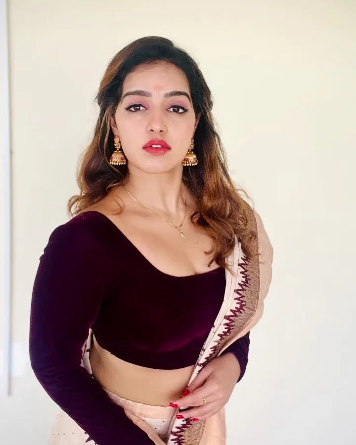 Malavika Menon: സാരിയിൽ അതീവ സുന്ദരിയായി മാളവിക മേനോൻ... ആരാധകരുടെ മനം കവർന്ന ചിത്രങ്ങൾ കാണാം