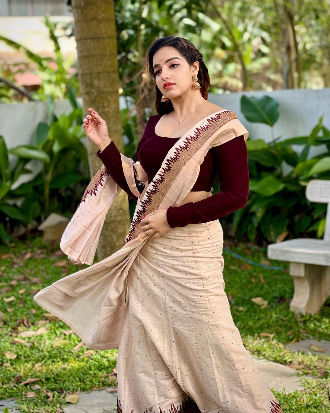 Malavika Menon: സാരിയിൽ അതീവ സുന്ദരിയായി മാളവിക മേനോൻ... ആരാധകരുടെ മനം കവർന്ന ചിത്രങ്ങൾ കാണാം