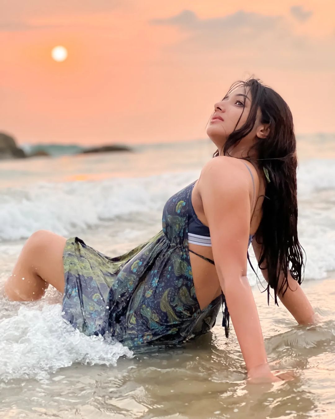 Mirna Menon: ക്യൂട്ട് ആന്റ് ഹോട്ട് ലുക്കിൽ മിർണ... ലാലേട്ടന്റെ നായിക വെക്കേഷനിലാണോ? ചിത്രങ്ങൾ കാണാം