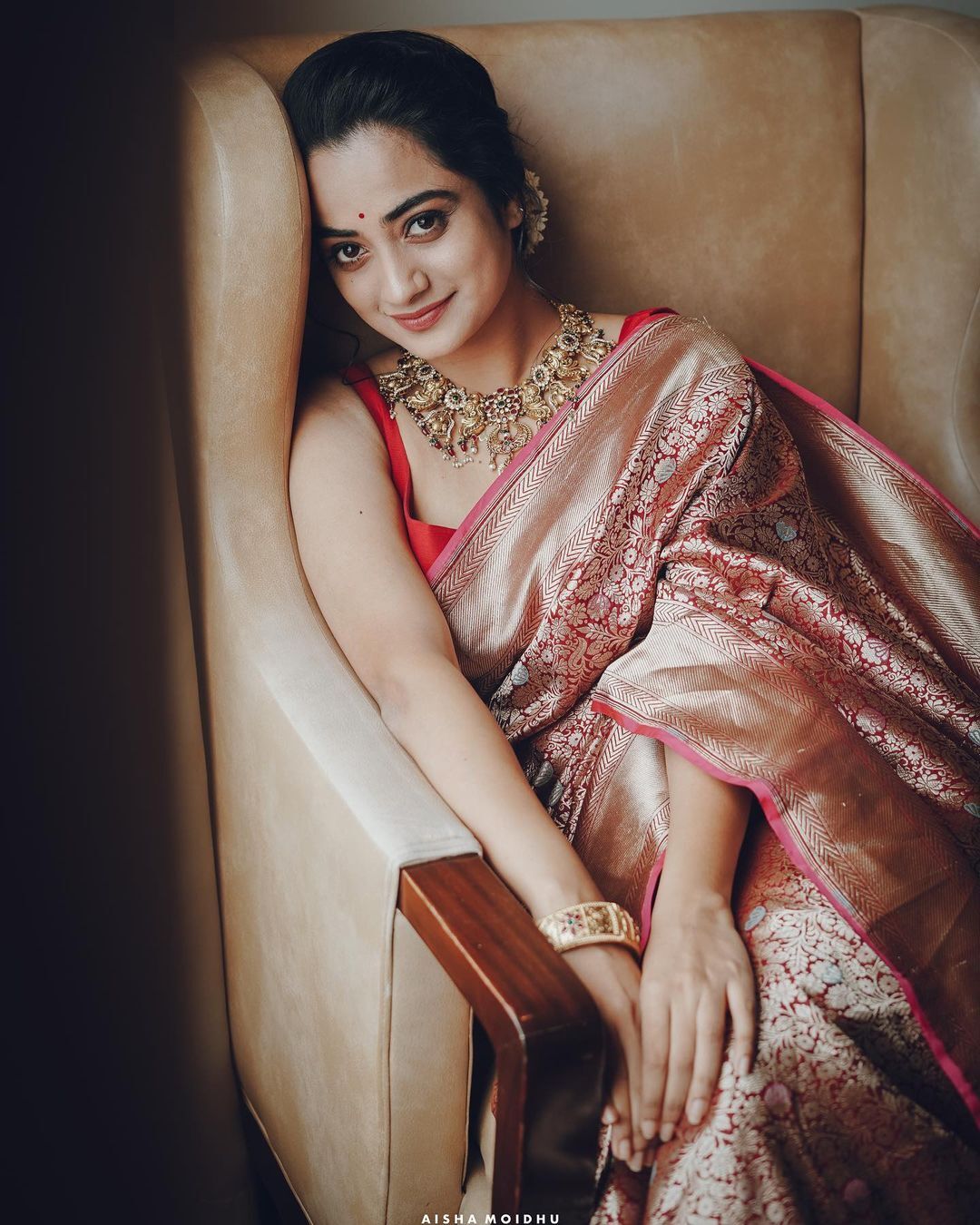 Namitha Pramod: 'ഇത്തിരി നാണം പെണ്ണിൻ കവിളിൽ കുങ്കുമമേകുന്നു'; സാരിയിൽ ചിരിതൂകി നമിത പ്രമോദ്!