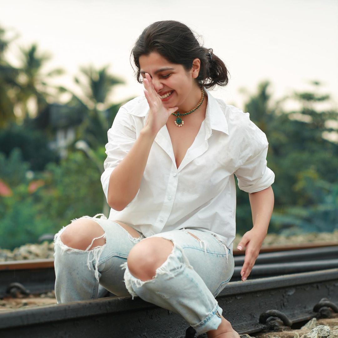 Niranjana Anoop: ഇനി കുറച്ച് ചിരിയാവാം... റെയിൽവേ ട്രാക്കിൽ ചിരിച്ചു കളിച്ച് നിരഞ്ജന അനൂപ്, വൈറലായി ചിത്രങ്ങൾ 