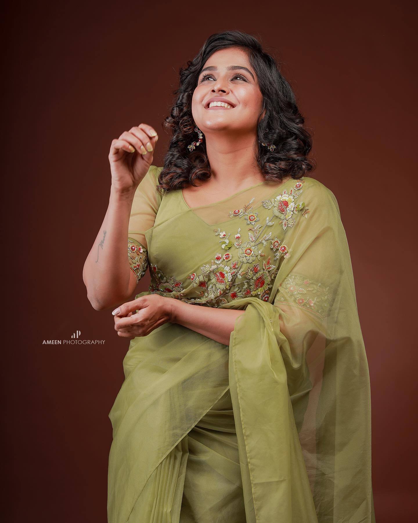 Ramya Nambessan:  സാരിയില്‍ അണിഞ്ഞാല്‍ രമ്യ പിന്നെ വേറെ ലെവലാ...; അടിപൊളിയെന്ന് ആരാധകര്‍, വൈറല്‍ ചിത്രങ്ങള്‍