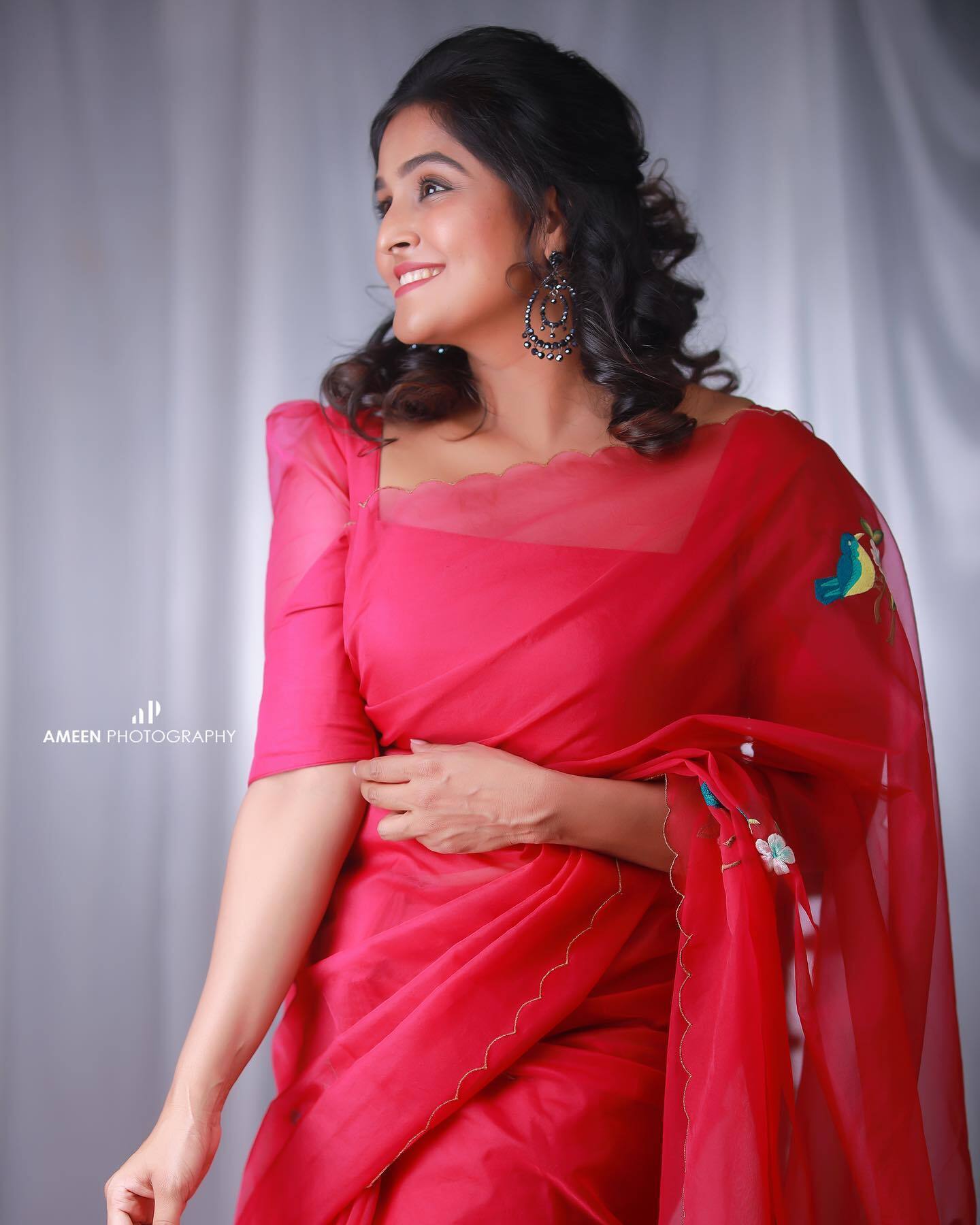 Ramya Nambessan:  സാരിയില്‍ അണിഞ്ഞാല്‍ രമ്യ പിന്നെ വേറെ ലെവലാ...; അടിപൊളിയെന്ന് ആരാധകര്‍, വൈറല്‍ ചിത്രങ്ങള്‍