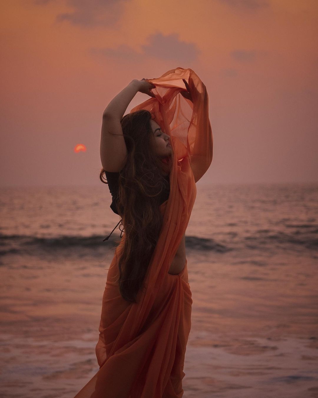 Shaalin Zoya: ഗ്ലാമറസ് ലുക്കില്‍ കടലോളങ്ങളെ തഴുകി ഷാലിൻ; കണ്ണെടുക്കാൻ തോന്നുന്നില്ലെന്ന് ആരാധകർ 