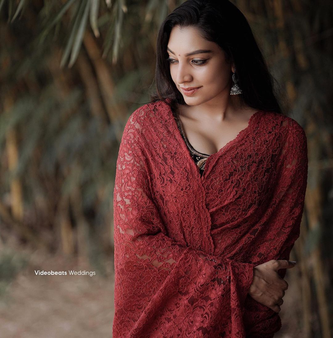 Manthra Rithu Manthra: പച്ചയിൽ പ്രകൃതിയോടിണങ്ങി ഋതു മന്ത്ര... ദാവണിയിൽ ആരാധകരെ ...