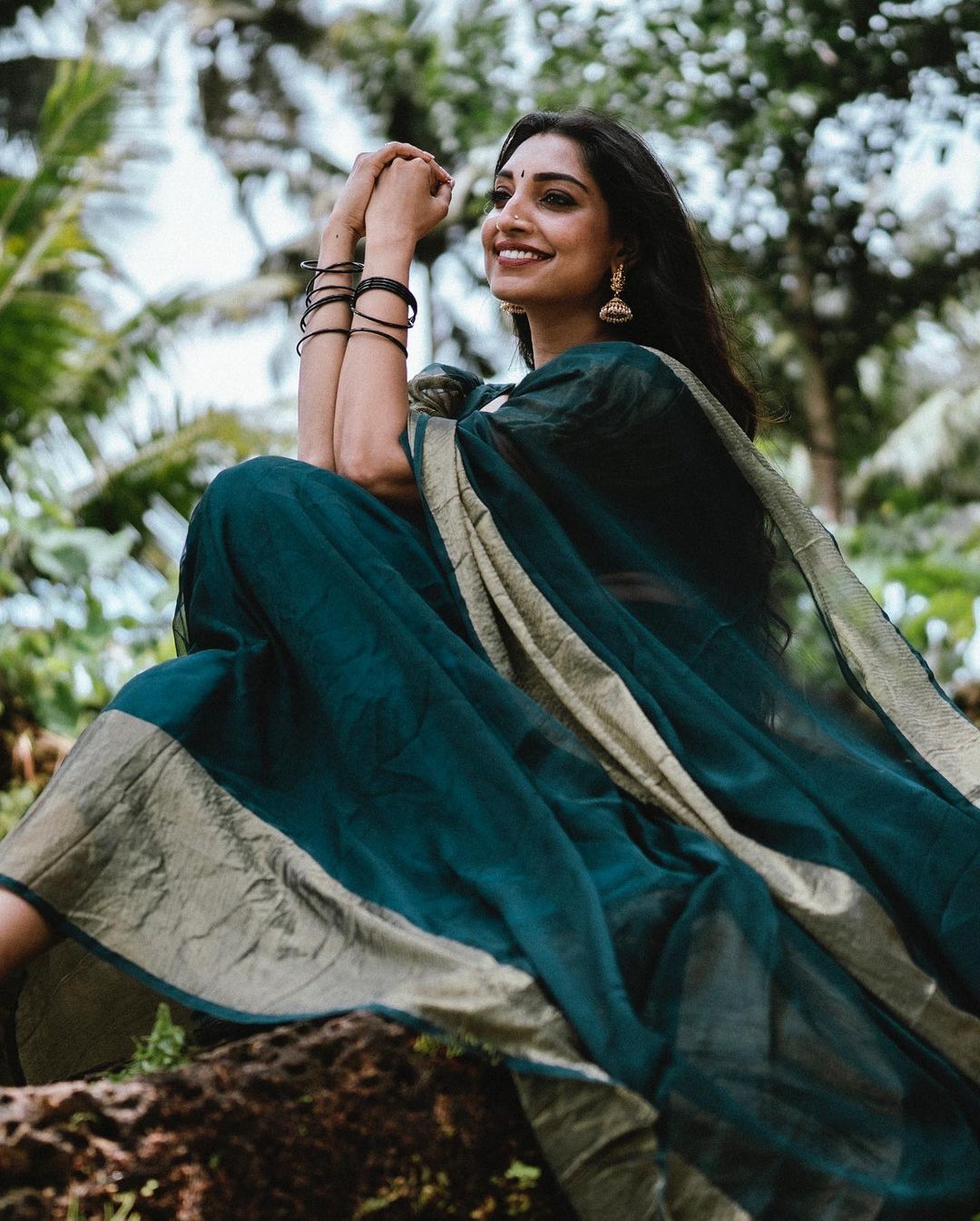 Manthra Rithu Manthra: പച്ചയിൽ പ്രകൃതിയോടിണങ്ങി ഋതു മന്ത്ര... ദാവണിയിൽ ആരാധകരെ ...