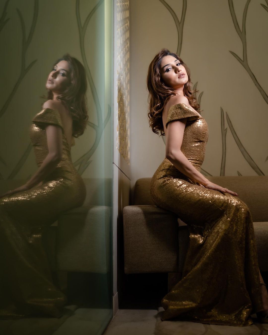 Donal Bisht Photos: 'गोल्डन गर्ल' बनीं नजर आईं एक्ट्रेस डोनल बिष्ट, सिजलिंग अंदाज में दिए कई कातिलाना पोज