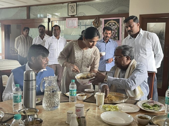 Siddaramaiah visits Kusuma Hanumantarayappa's residence
