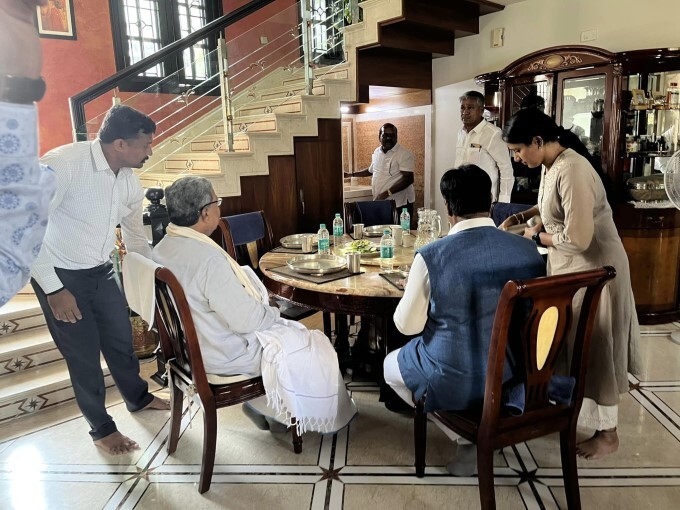 Siddaramaiah visits Kusuma Hanumantarayappa's residence