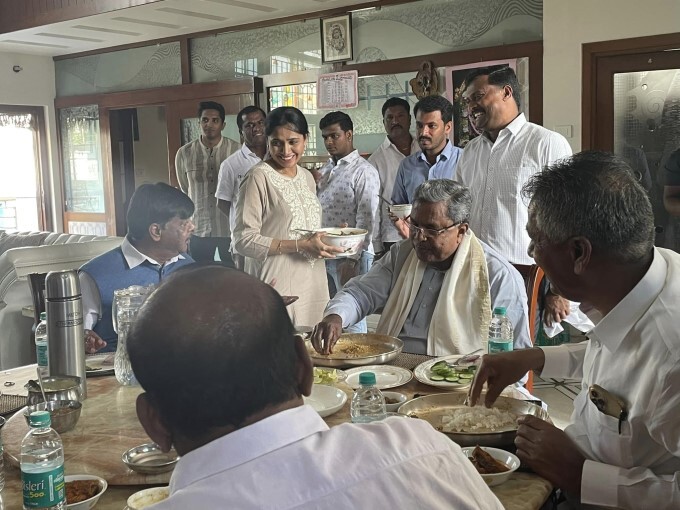 Siddaramaiah visits Kusuma Hanumantarayappa's residence