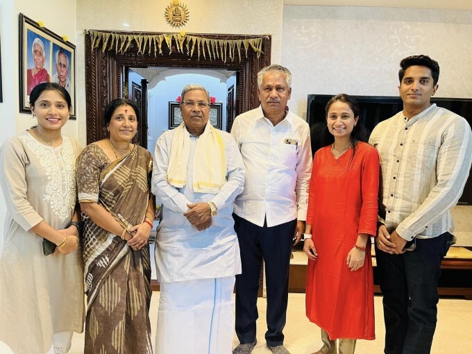 Siddaramaiah visits Kusuma Hanumantarayappa's residence