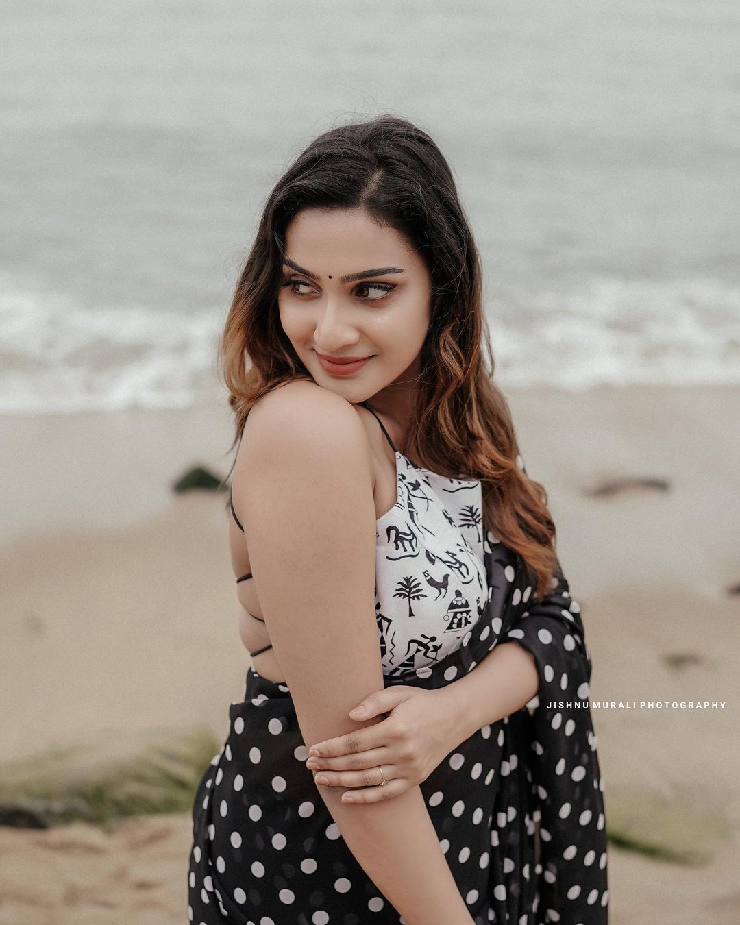 Aditi Ravi: ബ്യൂട്ടീക്വീനായി അതിഥി രവി... ഡോട്ടഡ് സാരിയിൽ അതീവ ...
