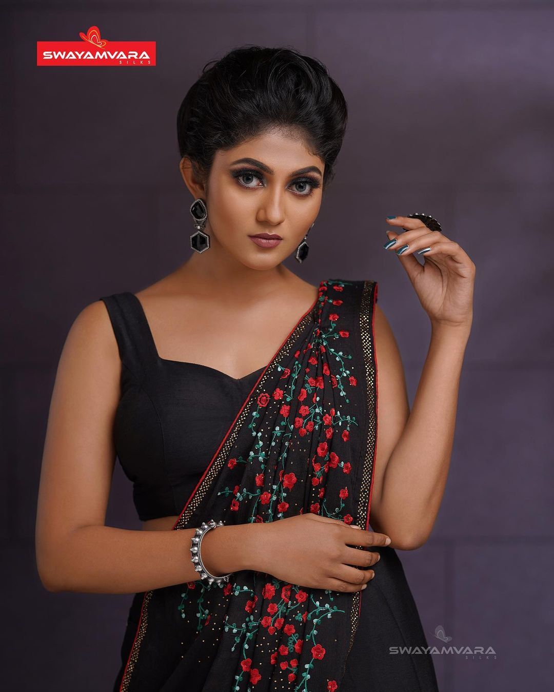 Drishya Raghunath: സാരിയിൽ സ്റ്റൈലിഷ് ലുക്കിൽ ദൃശ്യ രഘുനാഥ്... തകർപ്പൻ ലുക്കിൽ ആരാധകുടെ മനം മയക്കി നടി