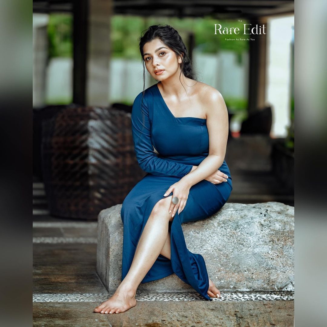 Niranjana Anoop: പിന്നീന്ന് വിളിക്കല്ലേ, നോക്കിപ്പോകൂല്ലേ... സാരിയിൽ അഴകിൻ റാണിയായി നിരഞ്ജന അനൂപ്, ചിത്രങ്ങൾ കാണാം