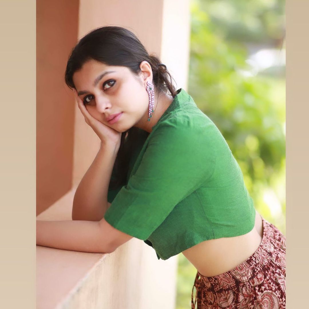 Niranjana Anoop: പിന്നീന്ന് വിളിക്കല്ലേ, നോക്കിപ്പോകൂല്ലേ... സാരിയിൽ അഴകിൻ റാണിയായി നിരഞ്ജന അനൂപ്, ചിത്രങ്ങൾ കാണാം