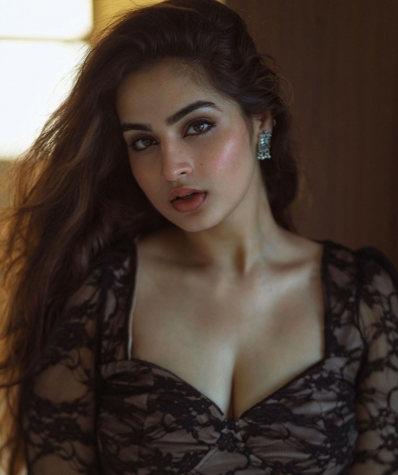 PHOTOS : டைட் டாப்பில் வசீகரிக்கும் அழகில் ஆயிஷா கான்.. கிறங்கடிக்கும் நச் போட்டோஸ் இதோ!