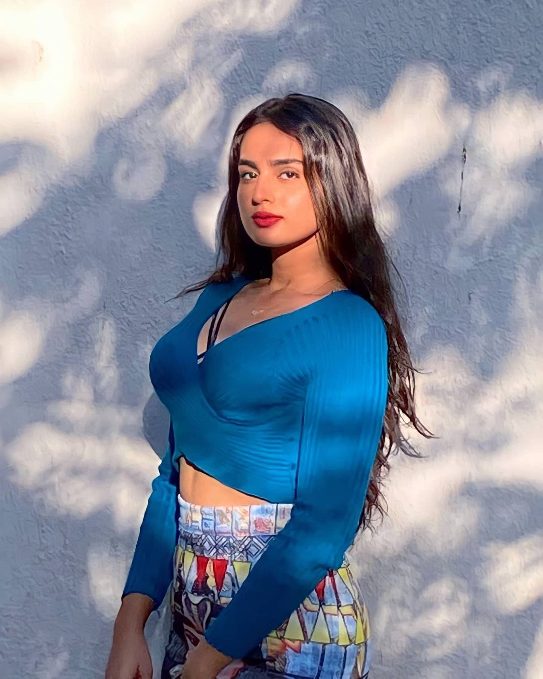 PHOTOS : டைட் டாப்பில் வசீகரிக்கும் அழகில் ஆயிஷா கான்.. கிறங்கடிக்கும் நச் போட்டோஸ் இதோ!