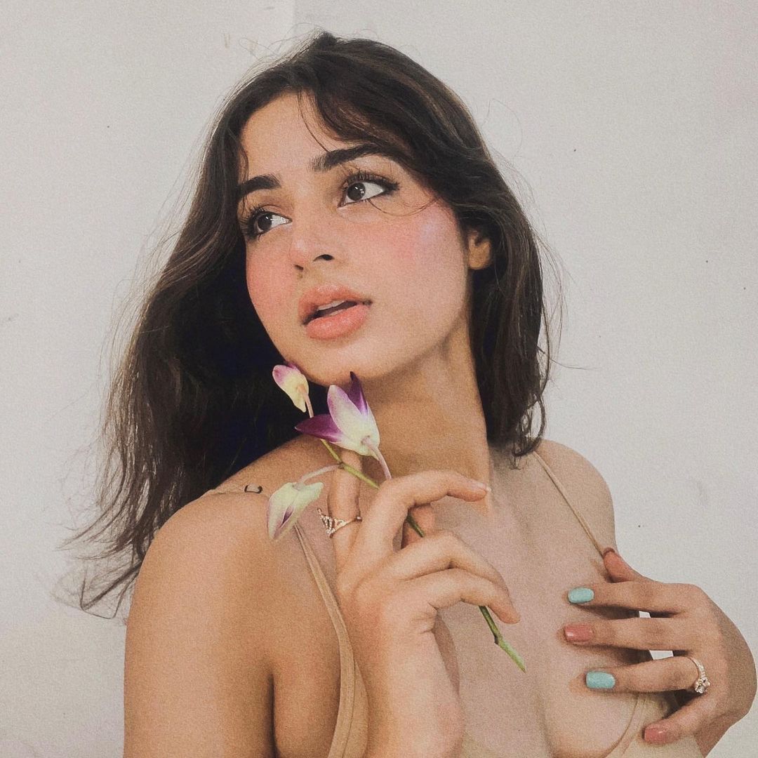 PHOTOS : டைட் டாப்பில் வசீகரிக்கும் அழகில் ஆயிஷா கான்.. கிறங்கடிக்கும் நச் போட்டோஸ் இதோ!