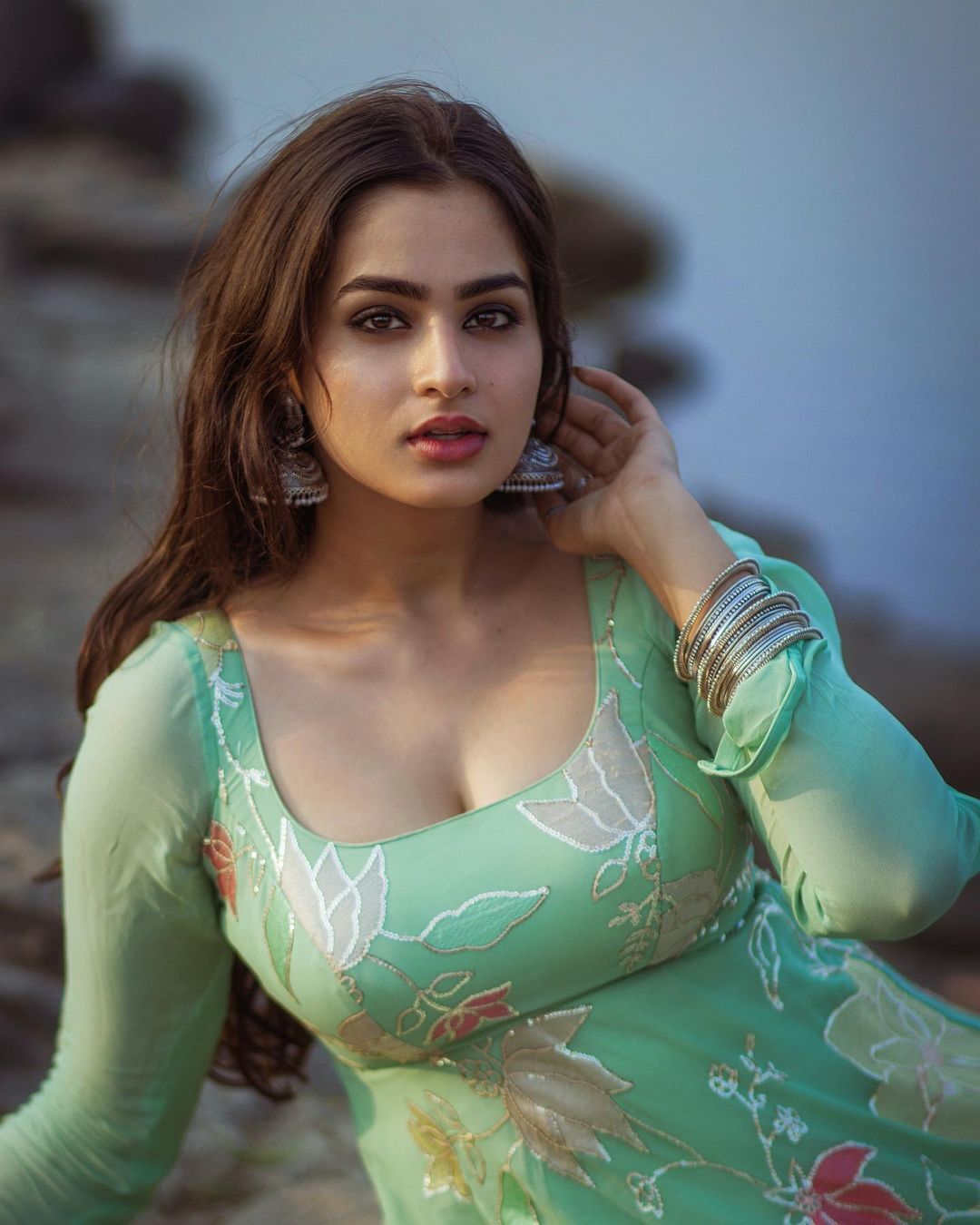 PHOTOS : டைட் டாப்பில் வசீகரிக்கும் அழகில் ஆயிஷா கான்.. கிறங்கடிக்கும் நச் போட்டோஸ் இதோ!