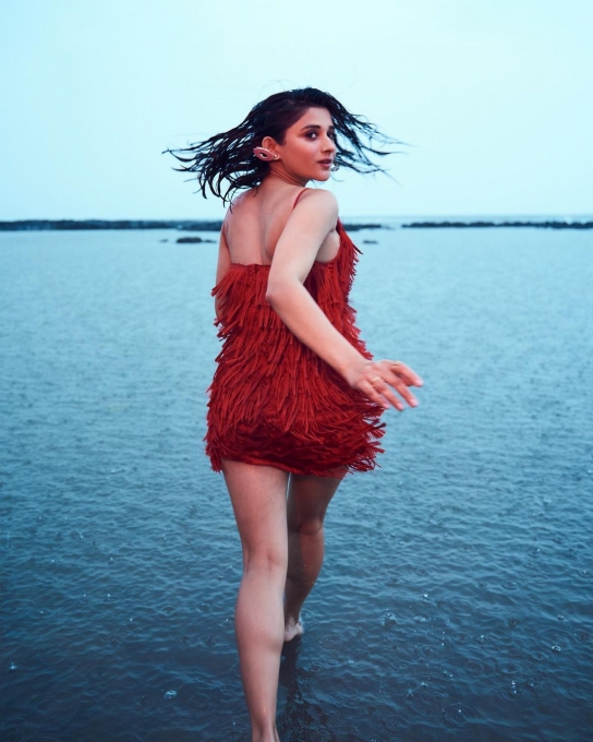 PHOTOS : குட்டி உடையில் பீச்சில் ஆட்டம் போடும் கனிகா மன்.. அசர வைக்கும் லேட்டஸ்ட் பிக்ஸ் இதோ!