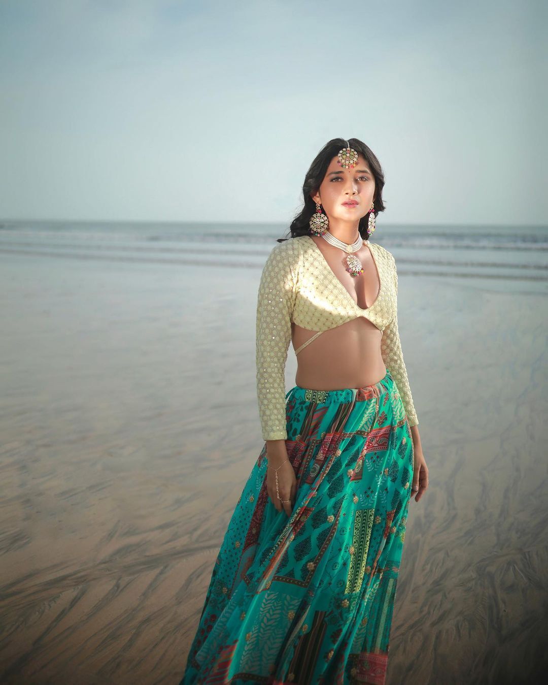 PHOTOS : குட்டி உடையில் பீச்சில் ஆட்டம் போடும் கனிகா மன்.. அசர வைக்கும் லேட்டஸ்ட் பிக்ஸ் இதோ!